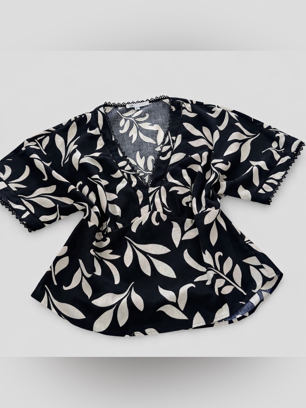DR2 Women's Black & White Leaf Print Blouse, Short Sleeves, Sz XS